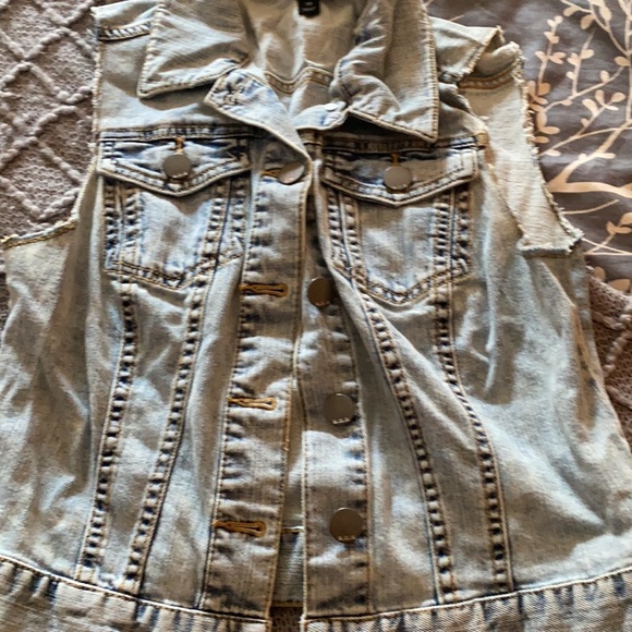 Cute vest! ❤️ - Picture 3 of 3